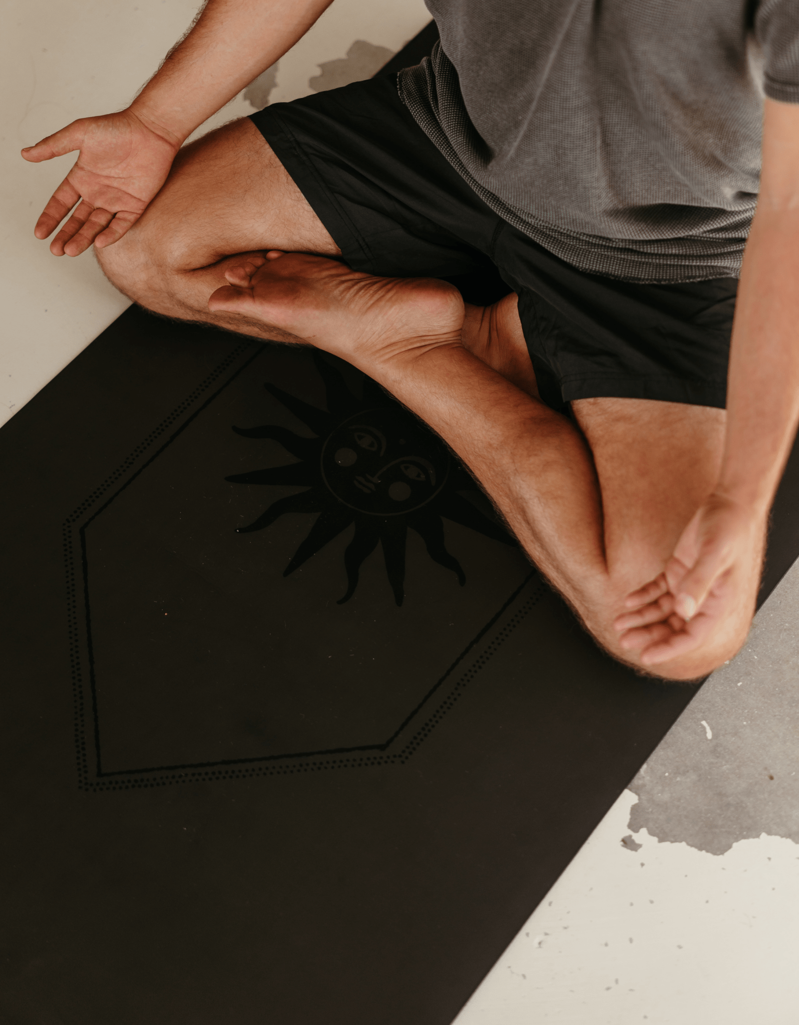 5 mm Deluxe Black Etched Yoga Mat + Strap - Yogi Peace Club - Yoga Mat