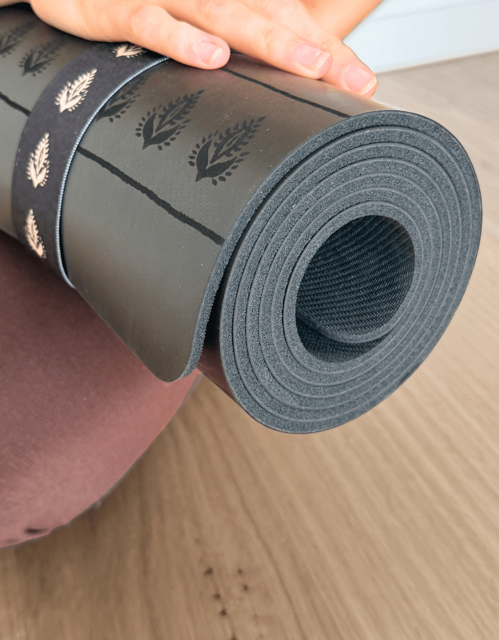 DELUXE LOTUS BLACK MAT 5 MM - Yogi Peace Club - DELUXE YOGA MAT